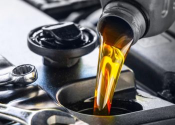 Un keniano logra producir combustible a partir de desechos plásticos