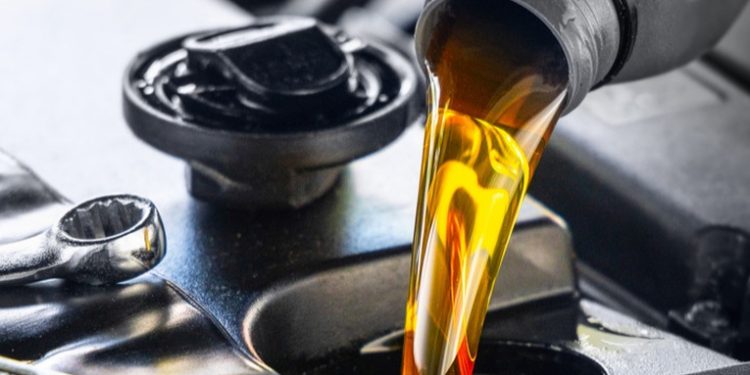 Un keniano logra producir combustible a partir de desechos plásticos