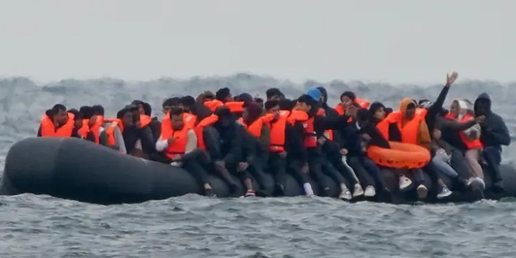 Un migrante muerto y 65 rescatados en el Canal de la Mancha