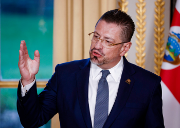 Un millonario contrato detrás de la acusación contra el presidente de Costa Rica