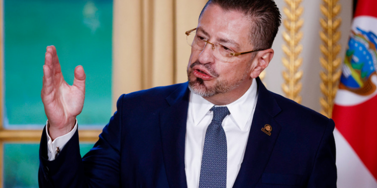 Un millonario contrato detrás de la acusación contra el presidente de Costa Rica