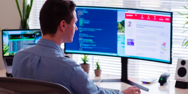 Un multimillonario llama vagos a los empleados que trabajan desde casa y genera polémica en la Red