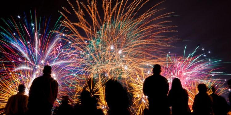 Un municipio letón prohibirá fuegos artificiales a medianoche de Moscú para no celebrar Año Nuevo juntos