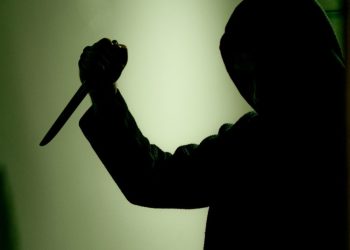 Un niño de 11 años muere apuñalado por un encapuchado en un campo de fútbol en España