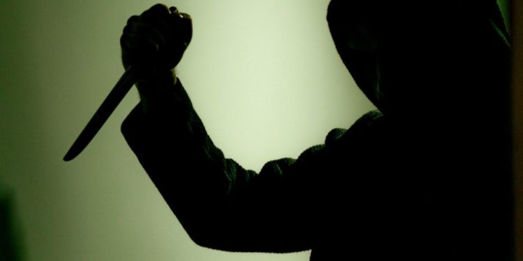 Un niño de 11 años muere apuñalado por un encapuchado en un campo de fútbol en España