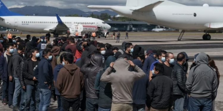 Un nuevo vuelo con deportados guatemaltecos procedentes de Estados Unidos arribó al aeropuerto La Aurora