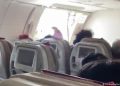 Un pasajero abre la puerta de un avión de Asiana en pleno vuelo
