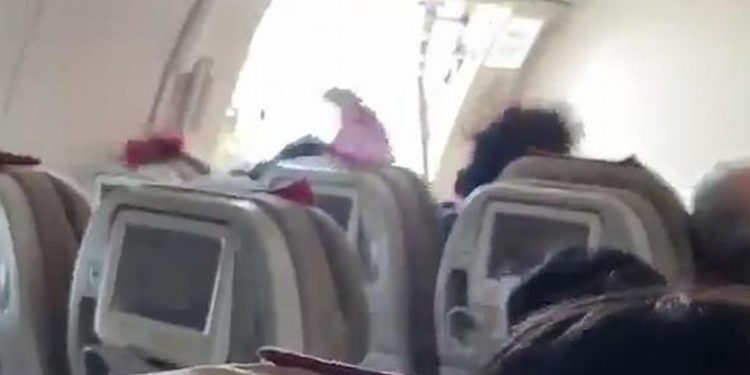 Un pasajero abre la puerta de un avión de Asiana en pleno vuelo