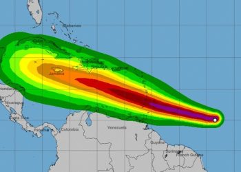 Un peligroso e inusual huracán se intensifica rápidamente a su paso por el Caribe