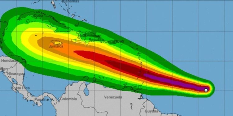 Un peligroso e inusual huracán se intensifica rápidamente a su paso por el Caribe