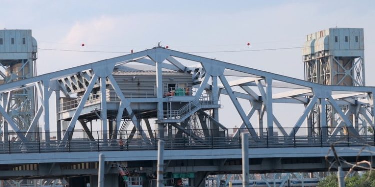 Un puente de Nueva York se atasca al abrirse debido al calor extremo