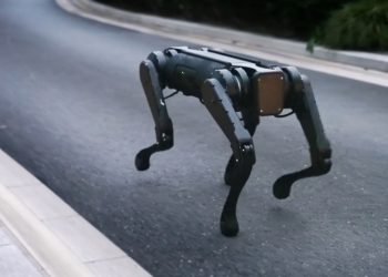 Un robot cuadrúpedo chino camina por el fondo de una piscina y resiste el peso de un hombre de 100 kilos