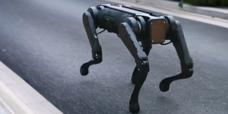 Un robot cuadrúpedo chino camina por el fondo de una piscina y resiste el peso de un hombre de 100 kilos