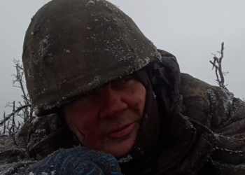 Un soldado ruso gravemente herido recita bajo fuego un poema sobre la patria