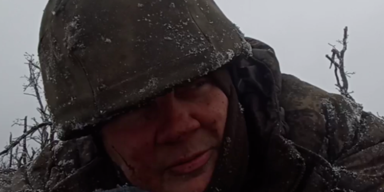 Un soldado ruso gravemente herido recita bajo fuego un poema sobre la patria