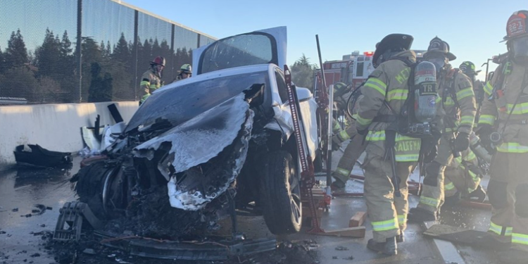 Un Tesla se incendia espontáneamente mientras circulaba por una autopista