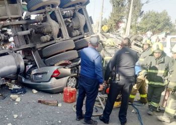Un tráiler cae de un puente y aplasta varios coches en una vía de México