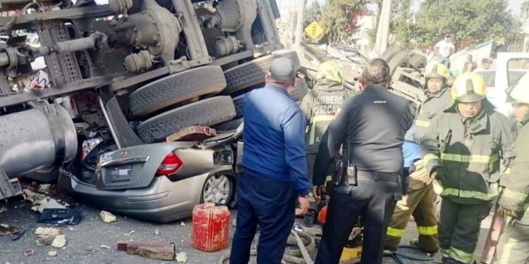 Un tráiler cae de un puente y aplasta varios coches en una vía de México