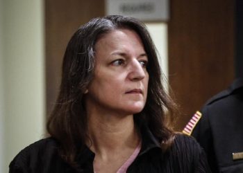Un tribunal estadounidense absuelve a una mujer sentenciada por el asesinato de su hijo de 5 años en 1991