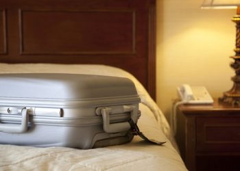 Un turista duerme con un cadáver debajo de la cama en un hotel
