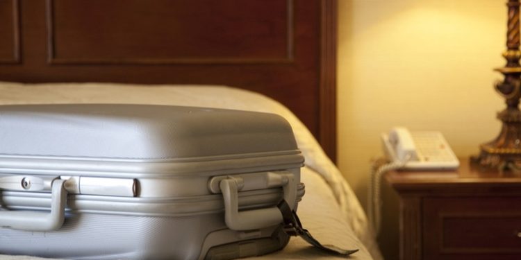 Un turista duerme con un cadáver debajo de la cama en un hotel