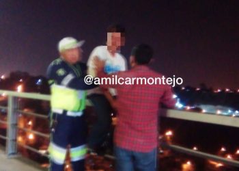 Un vecino y un agente salvan a hombre de saltar al vací­o
