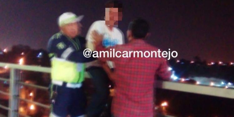 Un vecino y un agente salvan a hombre de saltar al vacío