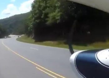 Una avioneta aterriza de emergencia en una autopista y se incendia