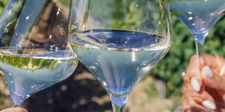Una bebida alcohólica al día elevaría la presión arterial