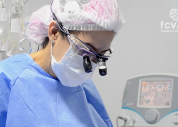 Una doctora colombiana es la primera mujer en realizar un trasplante de corazón artificial en América Latina