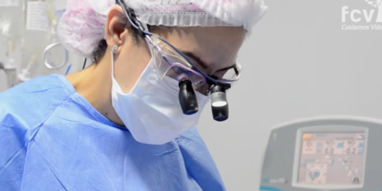 Una doctora colombiana es la primera mujer en realizar un trasplante de corazón artificial en América Latina