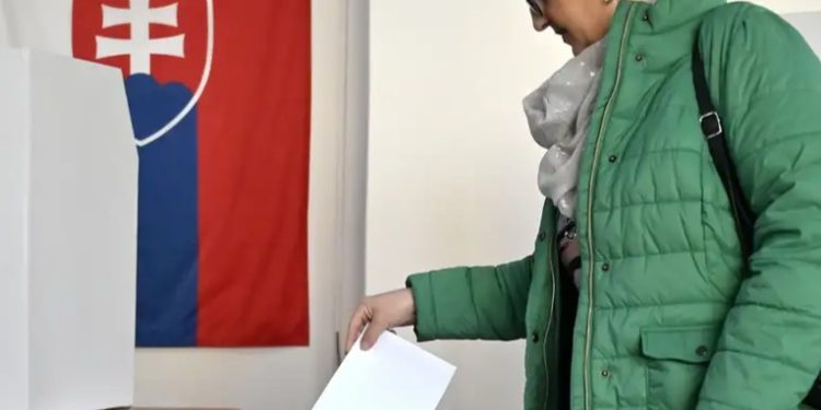 Una Eslovaquia dividida elige su próximo jefe de Estado