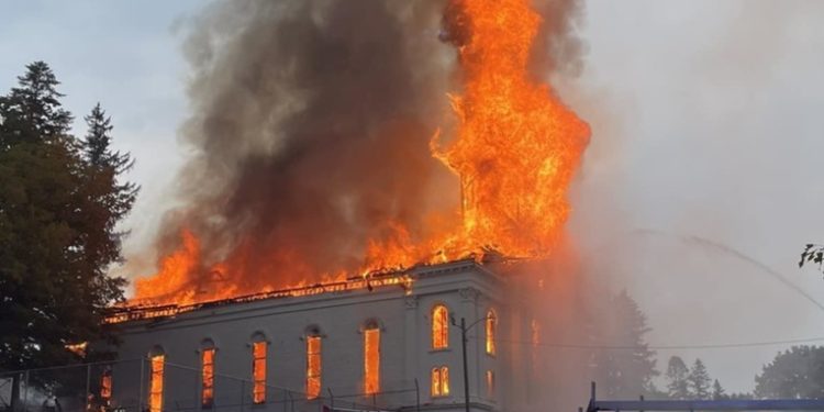 Una iglesia del siglo XIX queda totalmente calcinada por la caída de un rayo