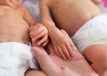 Una joven en Brasil quedó embarazada de mellizos y las pruebas de ADN revelaron que son de diferentes padres
