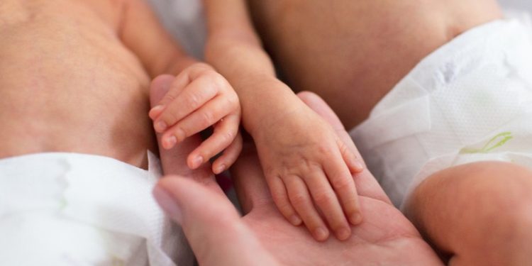 Una joven en Brasil quedó embarazada de mellizos y las pruebas de ADN revelaron que son de diferentes padres