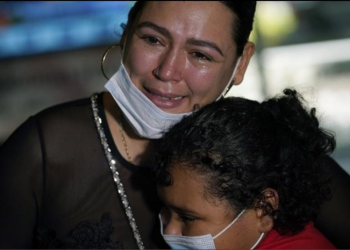 Una madre migrante se reencuentra con su hija tras seis años separadas, luego de ver imágenes de la menor en la frontera entre EE.UU. y México