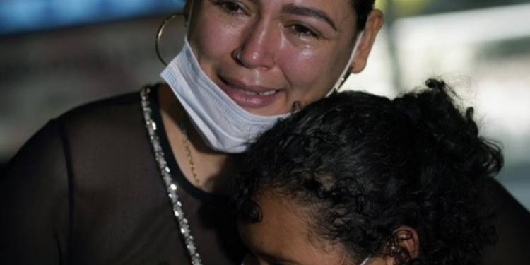 Una madre migrante se reencuentra con su hija tras seis años separadas, luego de ver imágenes de la menor en la frontera entre EE.UU. y México
