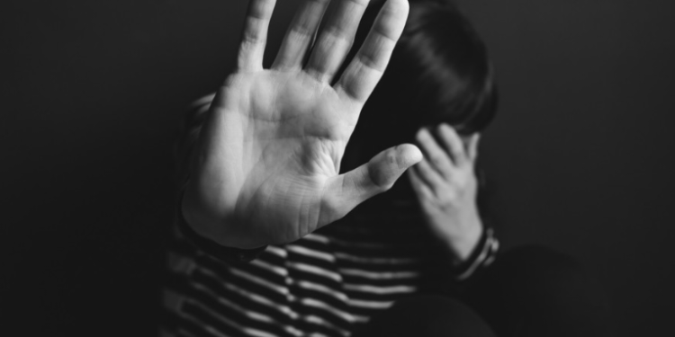 Una menor da a luz tras una violación y vuelven a violarla en grupo en un hospital de la India