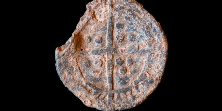 Una moneda de hace 600 años que se regalaba a los pobres es desenterrada en Inglaterra