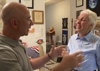 Una mujer de 82 años volará al espacio con Jeff Bezos en julio