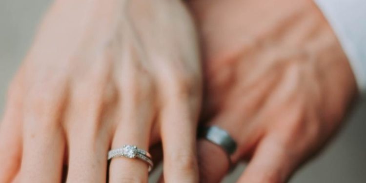 Una mujer se casa con el hombre que le arrojó ácido en la cara y la dejó casi ciega