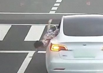 Una niña cae por la ventanilla de un auto y se queda en medio de una carretera en China (VIDEO)