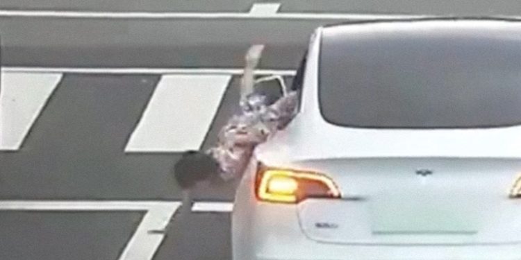 Una niña cae por la ventanilla de un auto y se queda en medio de una carretera en China (VIDEO)