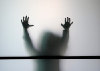 Una niña de 12 años asfixia a su prima de 8 tras discutir por un iPhone