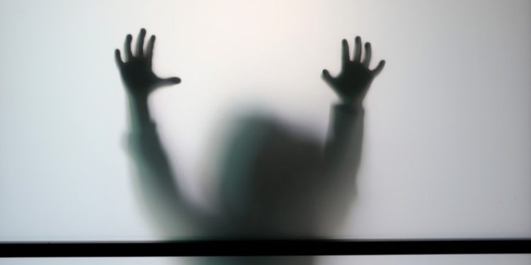 Una niña de 12 años asfixia a su prima de 8 tras discutir por un iPhone