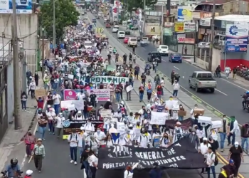 Una serie de marchas que salieron de distintas zonas convergen en el centro histórico capitalino
