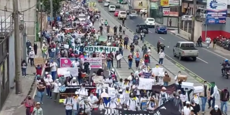 Una serie de marchas que salieron de distintas zonas convergen en el centro histórico capitalino