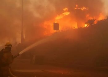 Unas 30.000 personas evacuadas por incendio en Los Ángeles