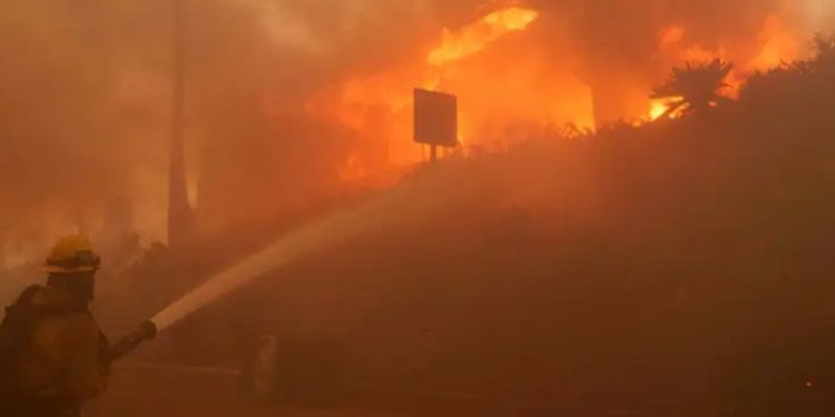 Unas 30.000 personas evacuadas por incendio en Los Ángeles