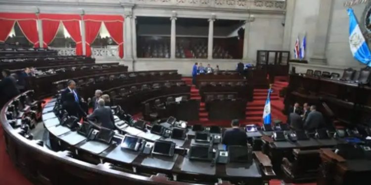 Une anuncia la expulsión de 7 diputados por apoyar a la bancada semilla